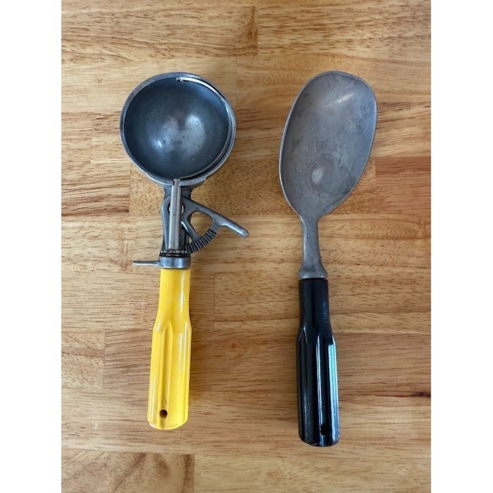 2 Vintage Scoop Master Ice Cream Scoop, YELLOW BLACK Bakelite Handle Works Great